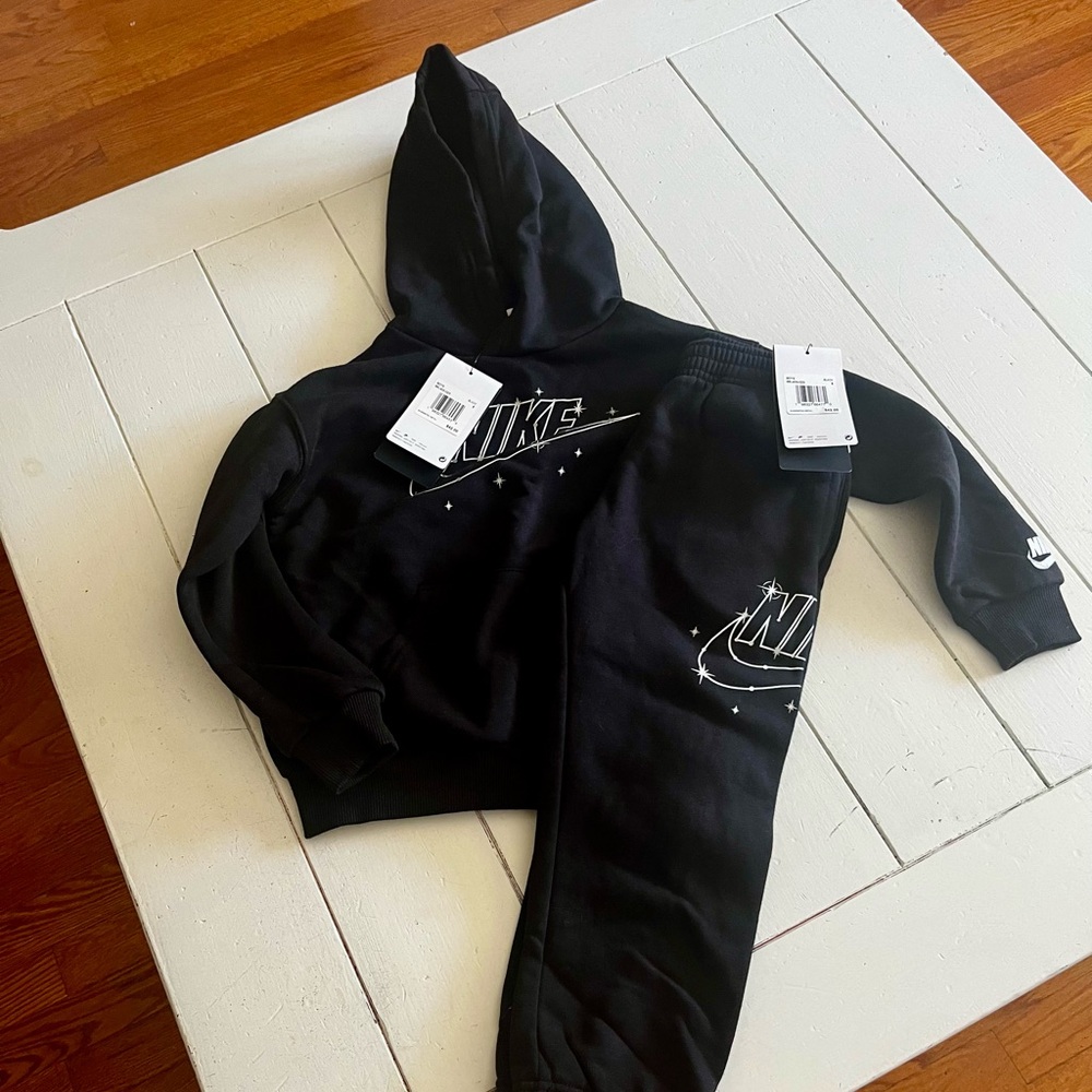 Brand NEW boys size 5 NIKE set